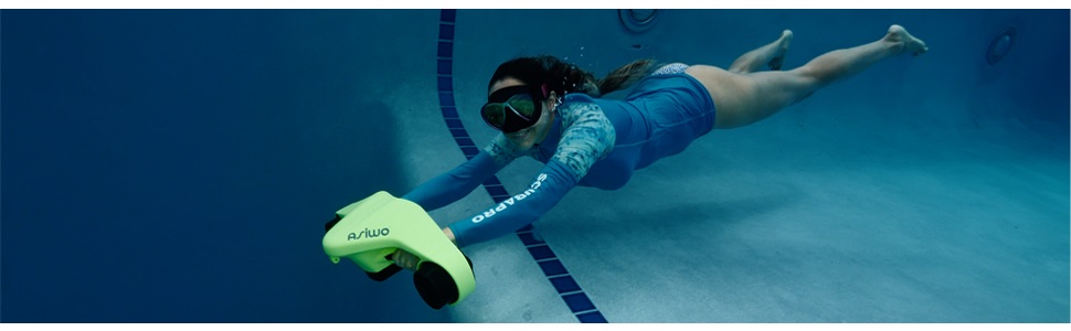 Chica buceando con un patinete acuatico en la piscina