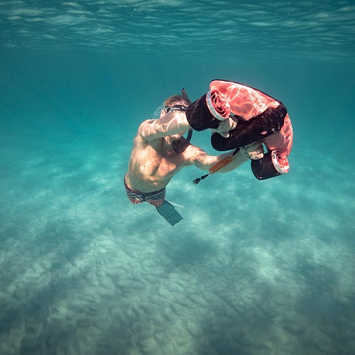 persona buceando en el mar con el propulsor acuatico Sublue Navbow