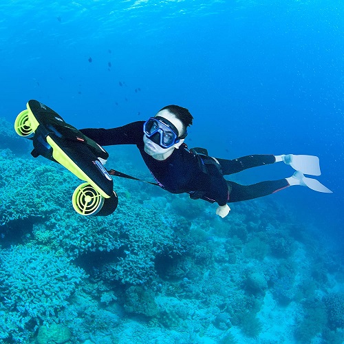 persona buceando en el mar con el propulsor acuatico Sublue Navbow